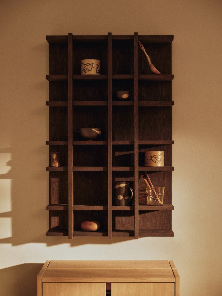 Elegantes Tilem Wandregal 4x6 von Ferm Living, ideal für stilvolle Aufbewahrung und Dekoration in jedem Raum.