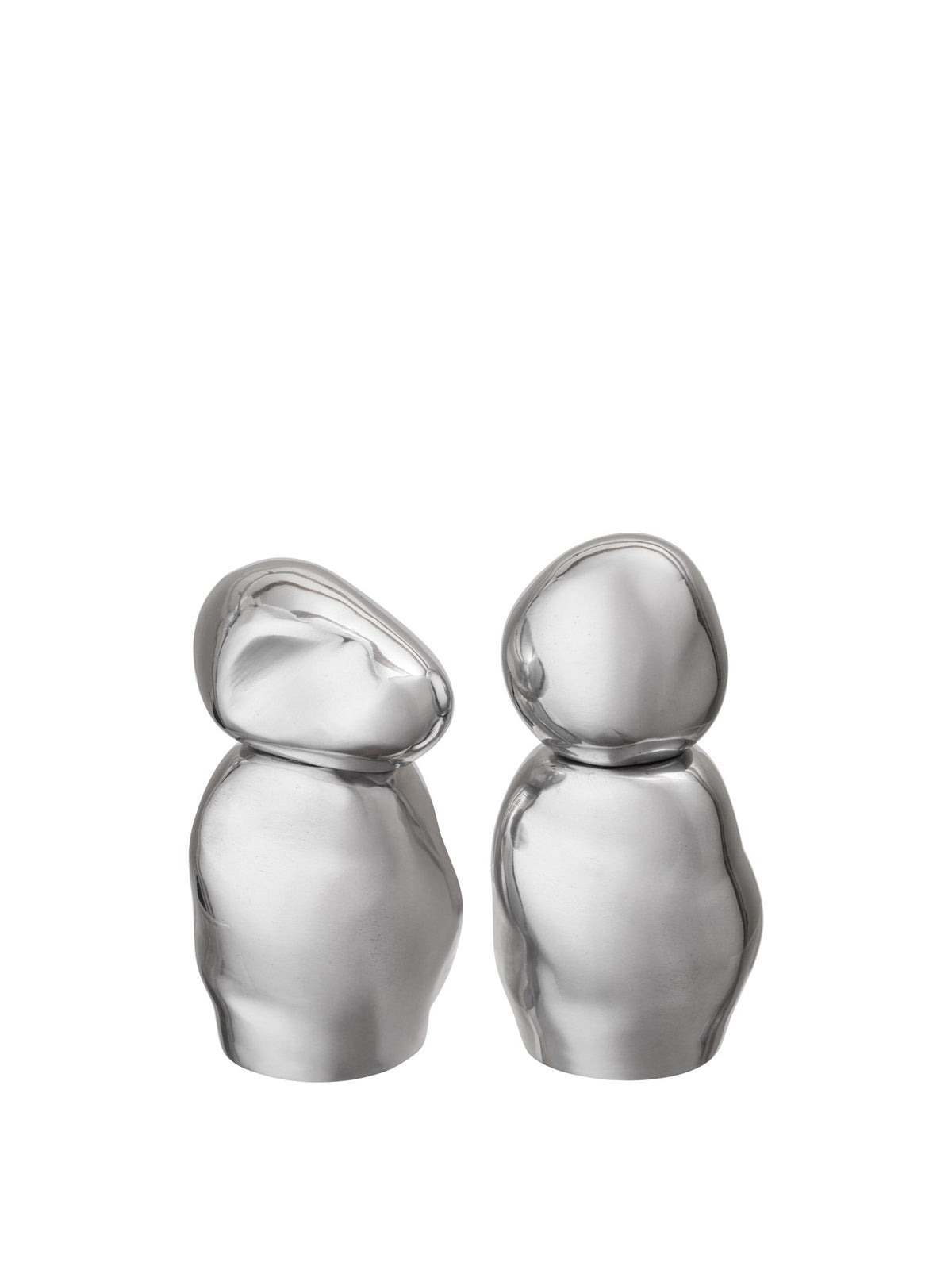Zwei polierte Aluminium-Mühlen im Orevo-Design von Ferm Living, schlanke zylindrische Form, nebeneinander auf hellem Hintergrund fotografiert.