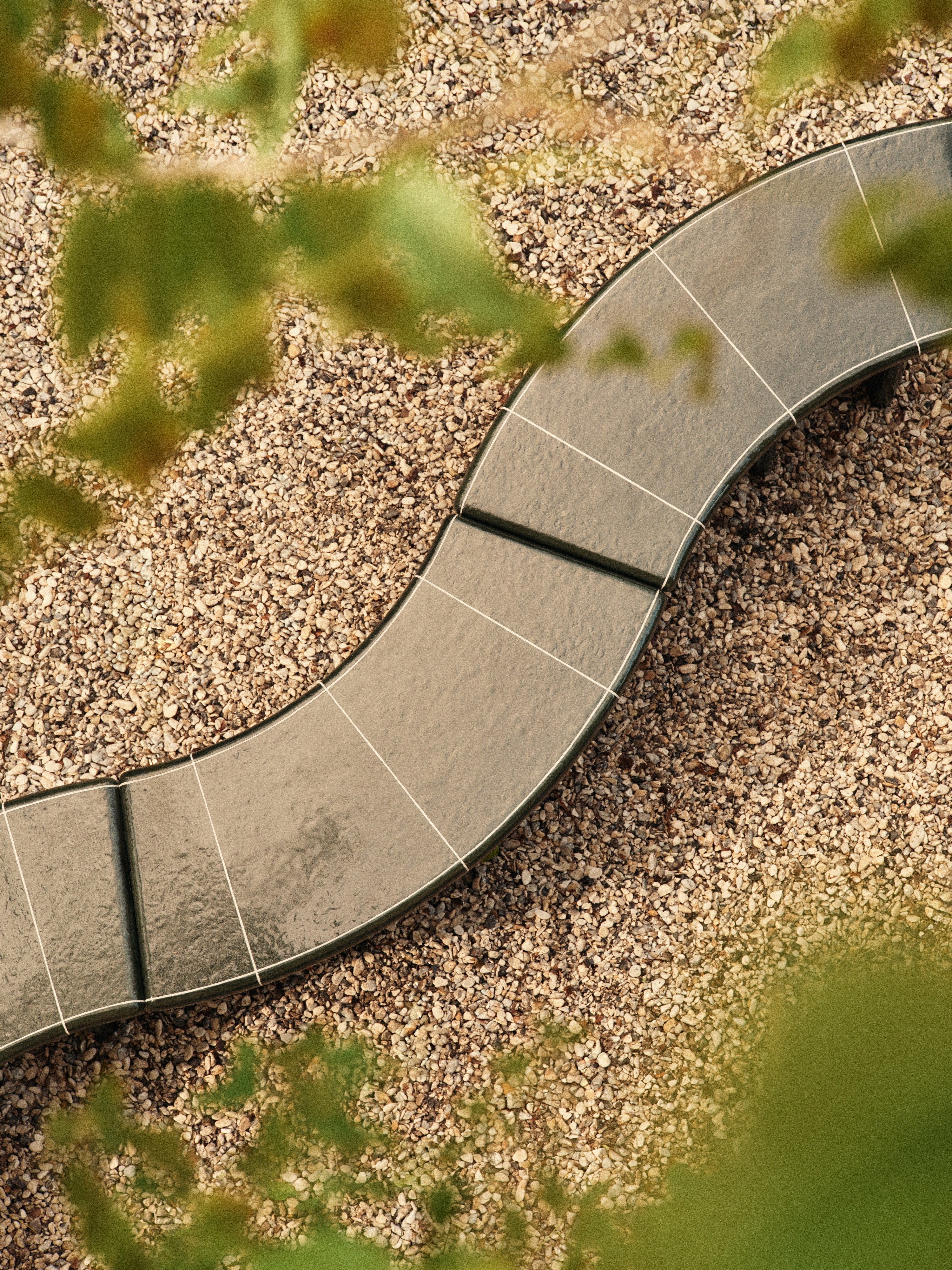 Elegante Deya Gartenbank 110 in tiefem Dunkelgrün, ideal für gemütliche Momente im Freien, entworfen von Ferm Living.