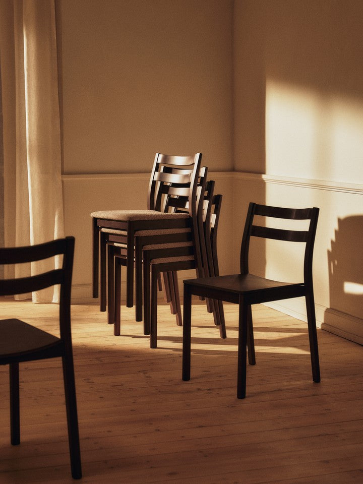 Boda Esszimmerstuhl in Dark Stained Beech präsentiert im Onlineshop von KAQTU Design AG. Stuhl ist von Ferm Living