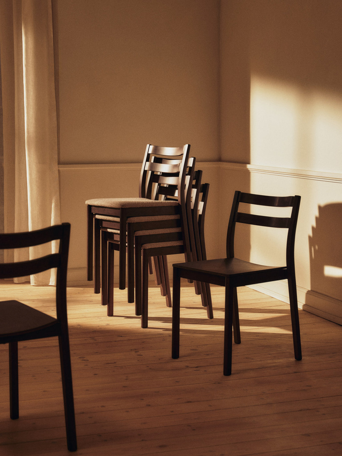 Boda Esszimmerstuhl in Dark Stained Beech präsentiert im Onlineshop von KAQTU Design AG. Stuhl ist von Ferm Living