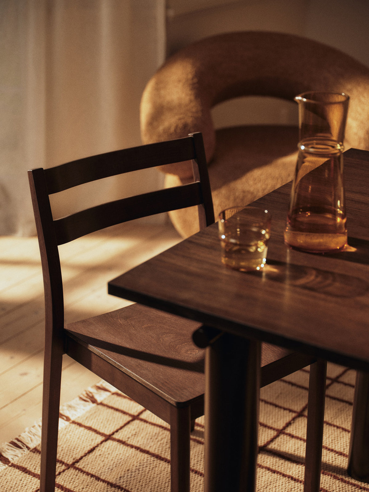 Boda Esszimmerstuhl in Dark Stained Beech präsentiert im Onlineshop von KAQTU Design AG. Stuhl ist von Ferm Living