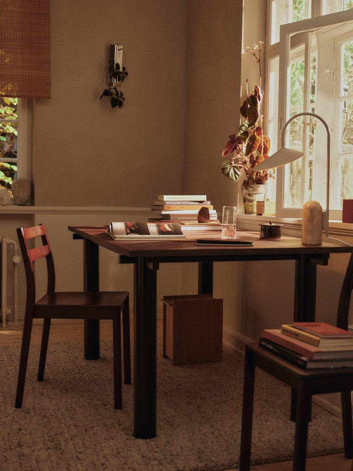 Boda Esszimmerstuhl in Red Brown präsentiert im Onlineshop von KAQTU Design AG. Stuhl ist von Ferm Living