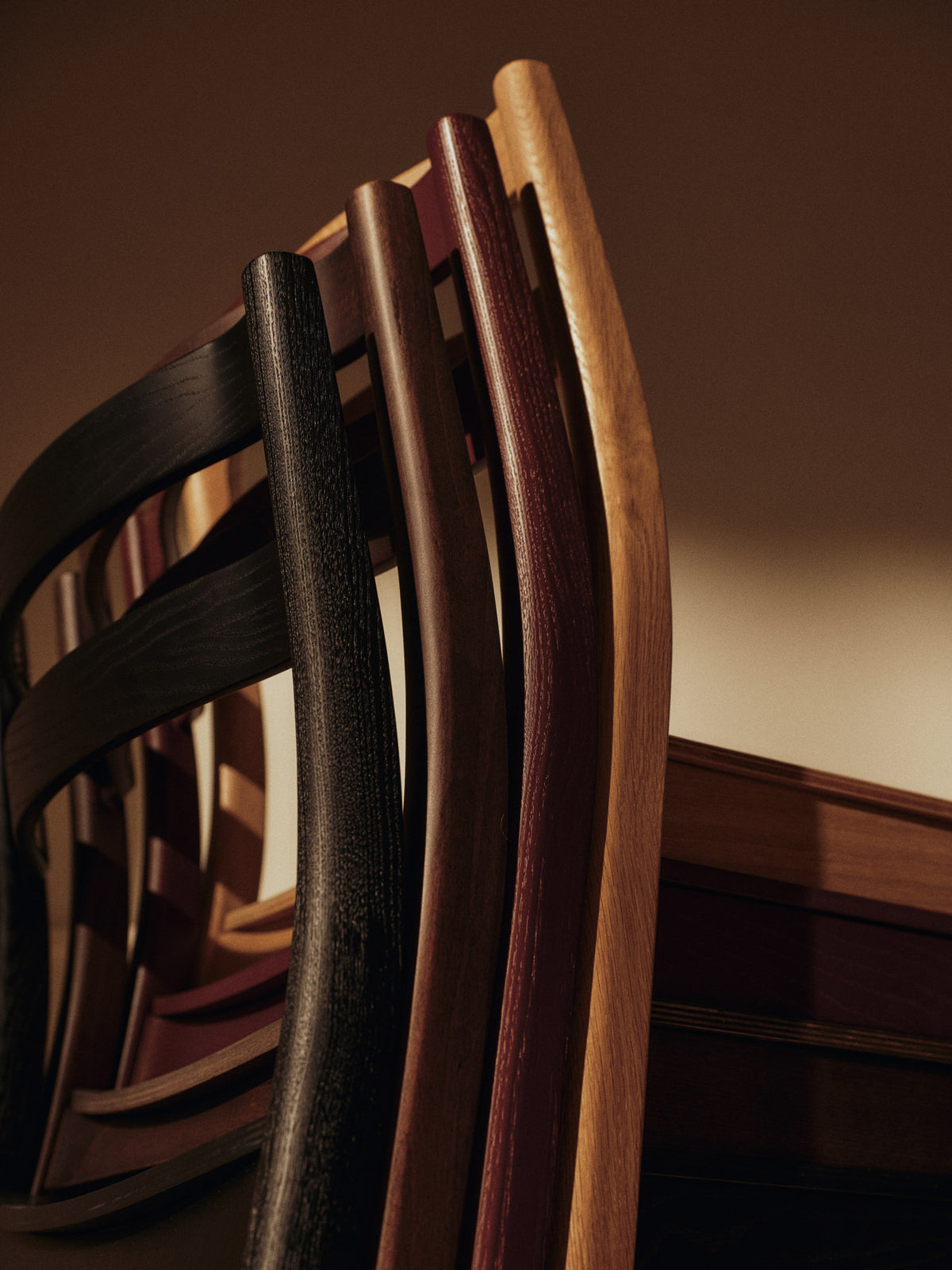 Boda Esszimmerstuhl in Red Brown präsentiert im Onlineshop von KAQTU Design AG. Stuhl ist von Ferm Living
