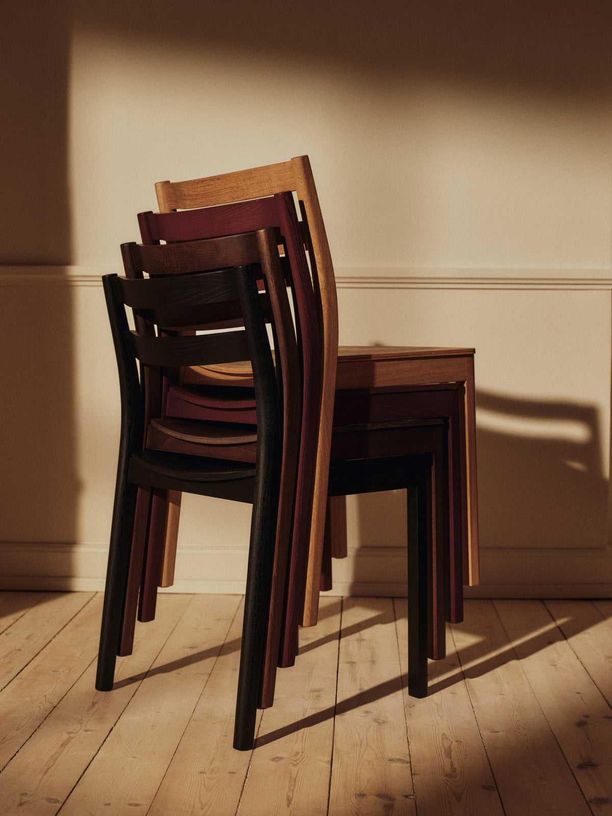 Boda Esszimmerstuhl in Red Brown präsentiert im Onlineshop von KAQTU Design AG. Stuhl ist von Ferm Living