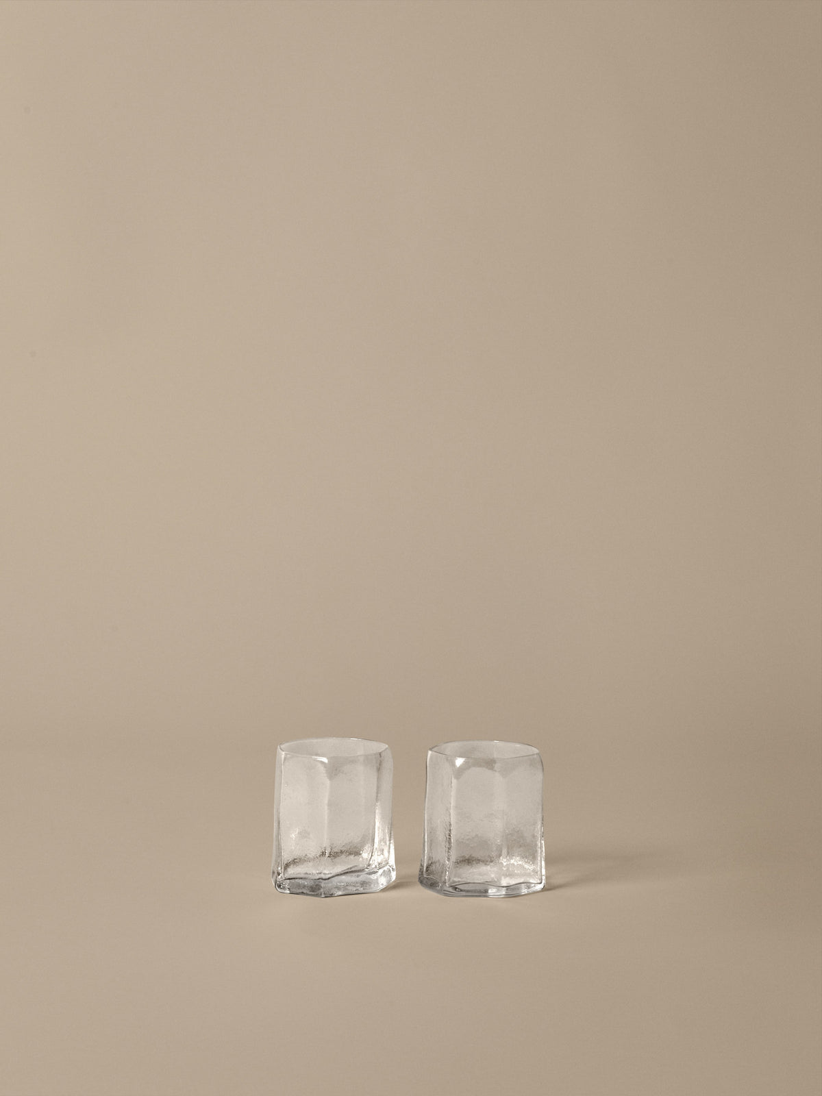 Kiru Glasses Set of 2 in Clear präsentiert im Onlineshop von KAQTU Design AG. Trinkgläser ist von Ferm Living