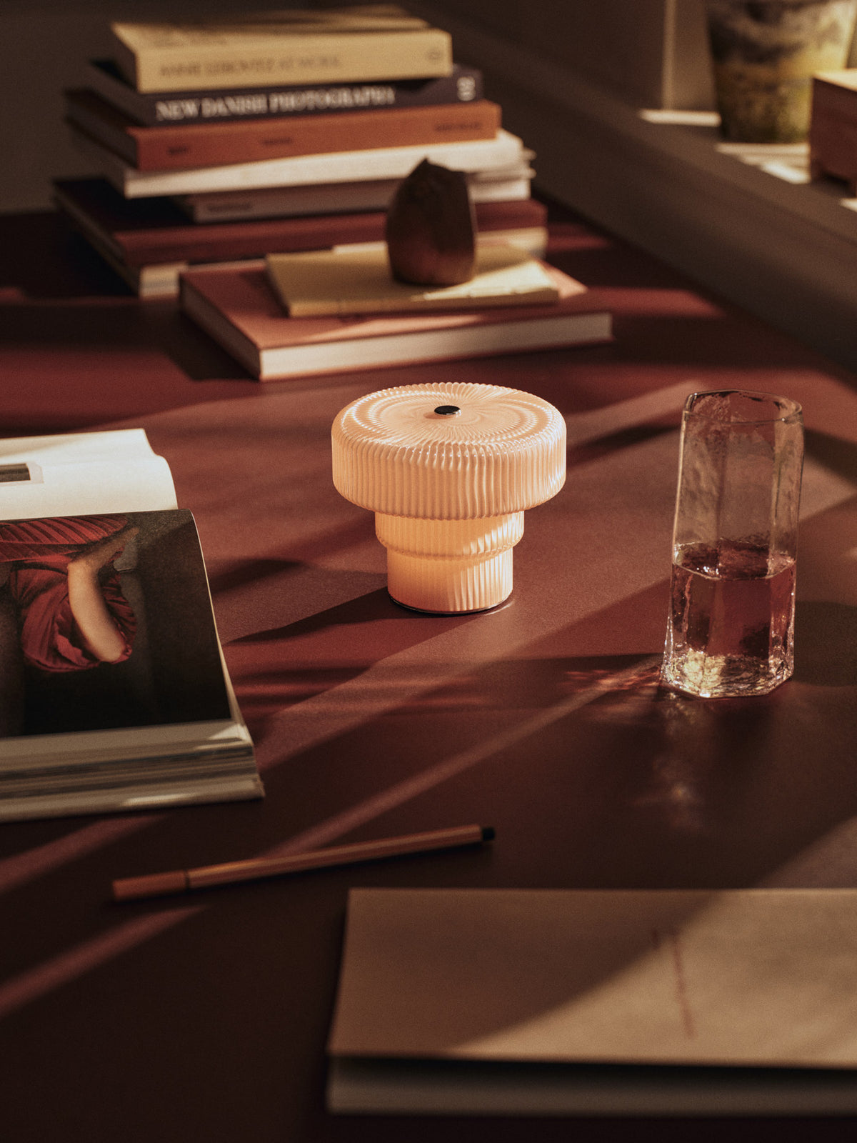 Kiru Tall Glasses Set of 2 in Clear präsentiert im Onlineshop von KAQTU Design AG. Trinkgläser ist von Ferm Living