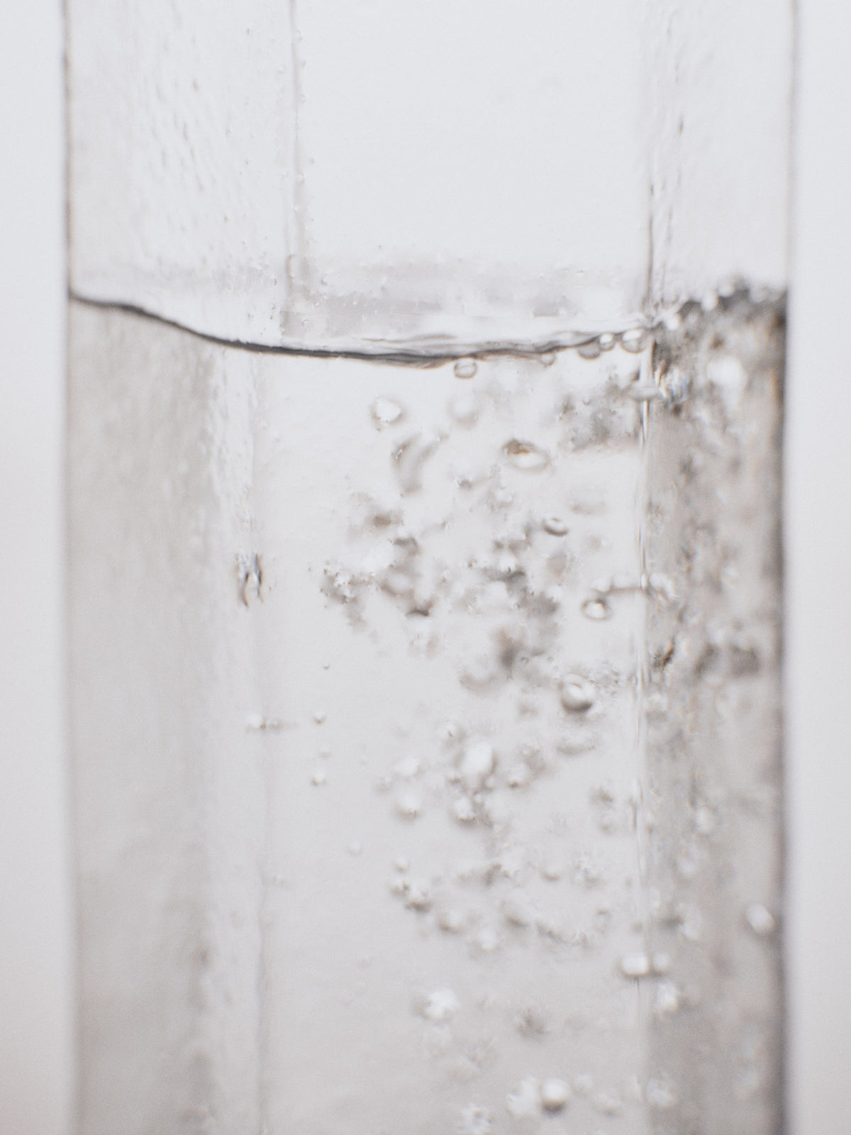 Kiru Carafe in Clear präsentiert im Onlineshop von KAQTU Design AG. Karaffe ist von Ferm Living