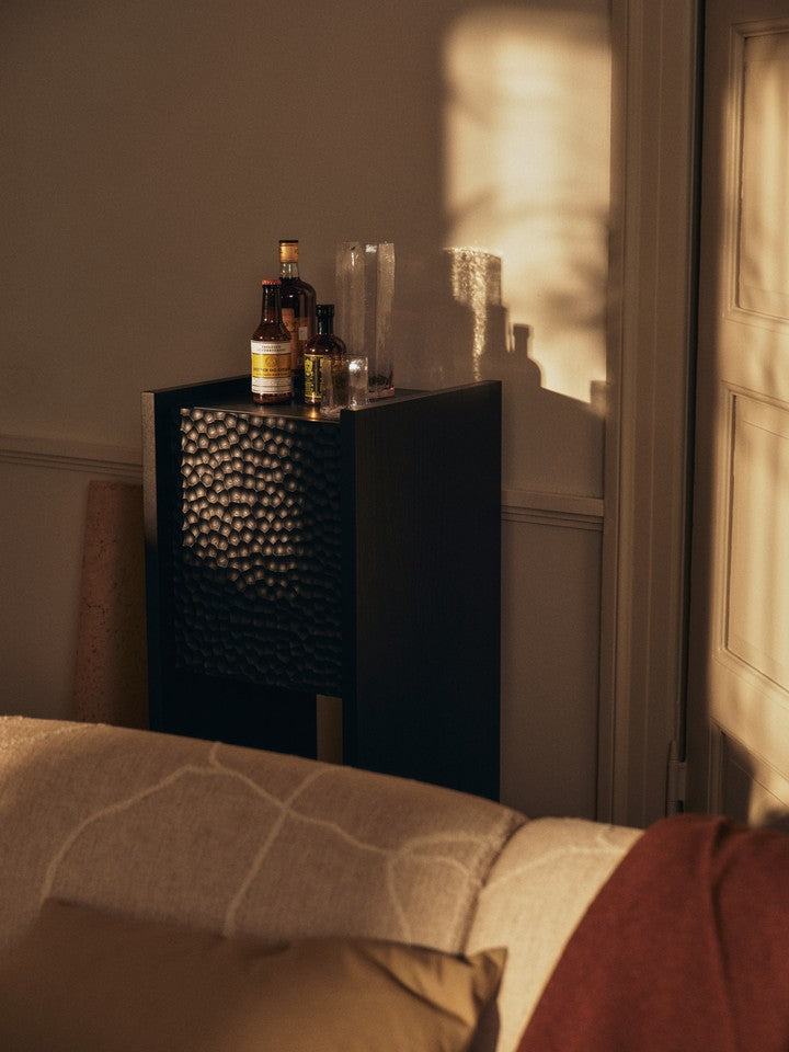 Modernes Scarni Podest Cabinet von Ferm Living, perfekt als funktionaler und ästhetischer Konsolentisch für jedes Zuhause.