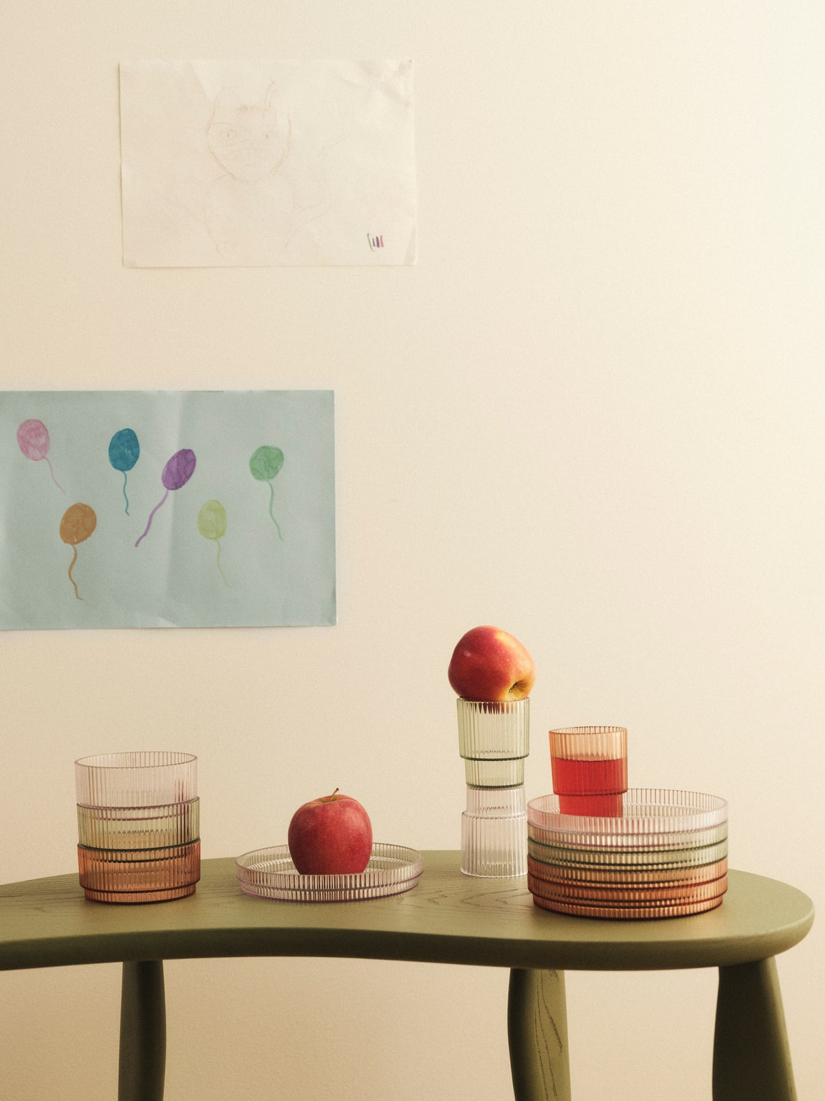 Feve Kinderschreibtisch von Ferm Living aus massiver Esche in Rose, mit asymmetrischer Tischplatte und schlanken elliptischen Beinen.