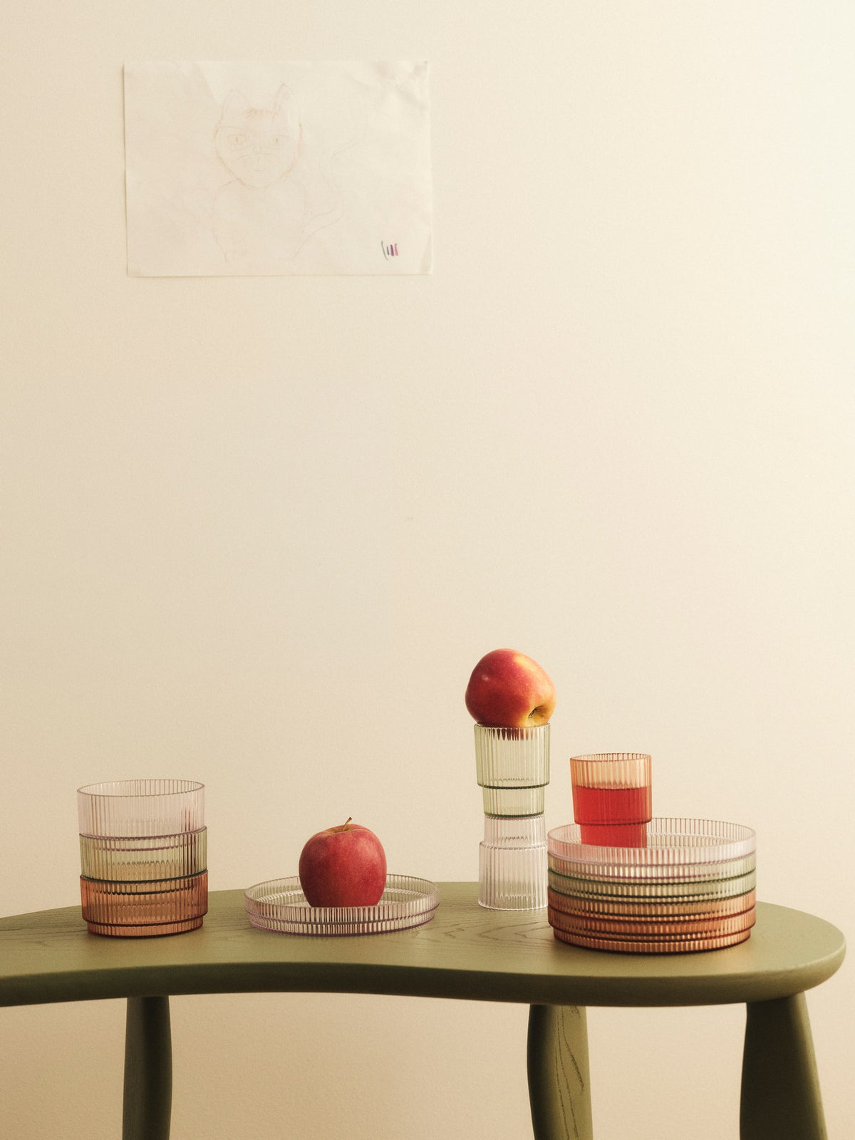 Feve Kinderschreibtisch von Ferm Living aus massiver Esche in Rose, mit asymmetrischer Tischplatte und schlanken elliptischen Beinen.
