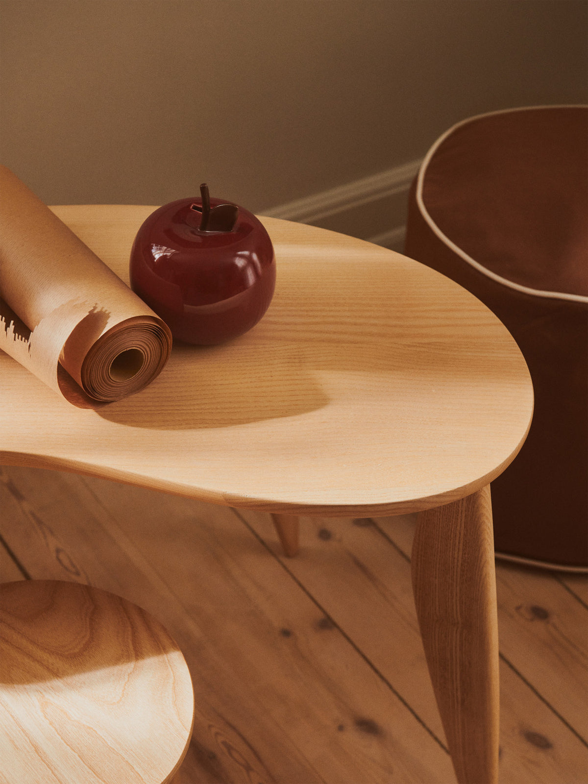 Feve Kids Schreibtisch in Natural präsentiert im Onlineshop von KAQTU Design AG. Schreibtisch ist von Ferm Living