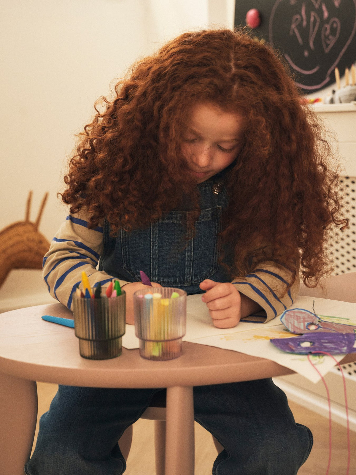 Feve Kinderschreibtisch von Ferm Living aus massiver Esche in Rose, mit asymmetrischer Tischplatte und schlanken elliptischen Beinen.