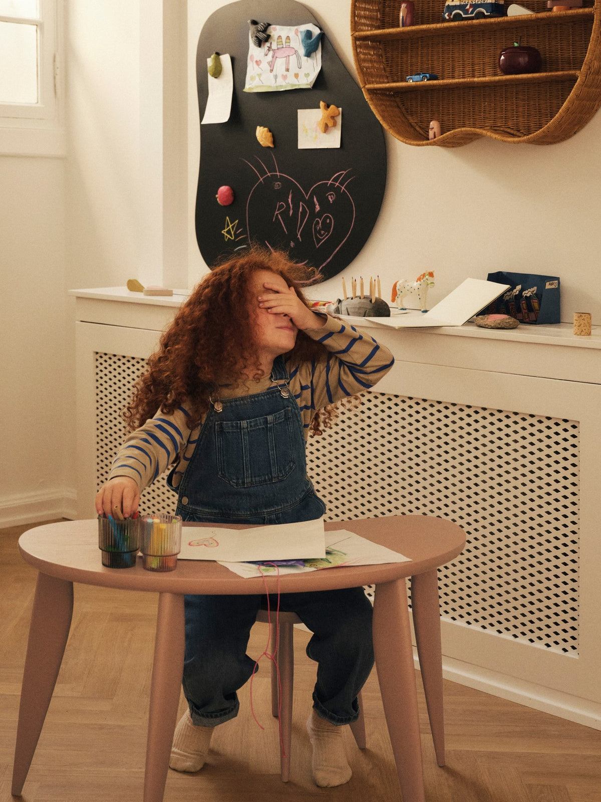 Kinderhocker Feve von Ferm Living aus massiver, FSC-zertifizierter Esche in Rose, mit schlanken Beinen und runder Sitzfläche, kompakte Bauform.