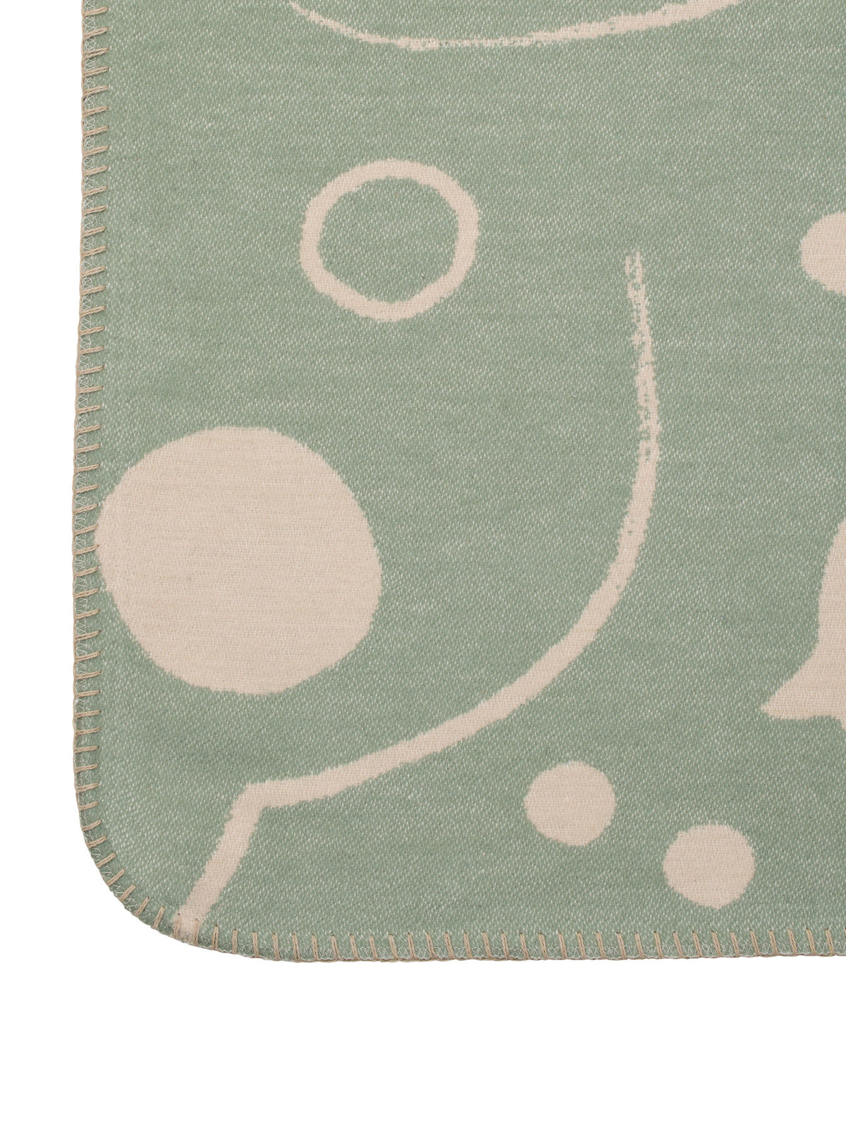 Skye Blanket Tea Green/Parchment in Tea Green/Parchment präsentiert im Onlineshop von KAQTU Design AG. Wolldecke ist von Ferm Living