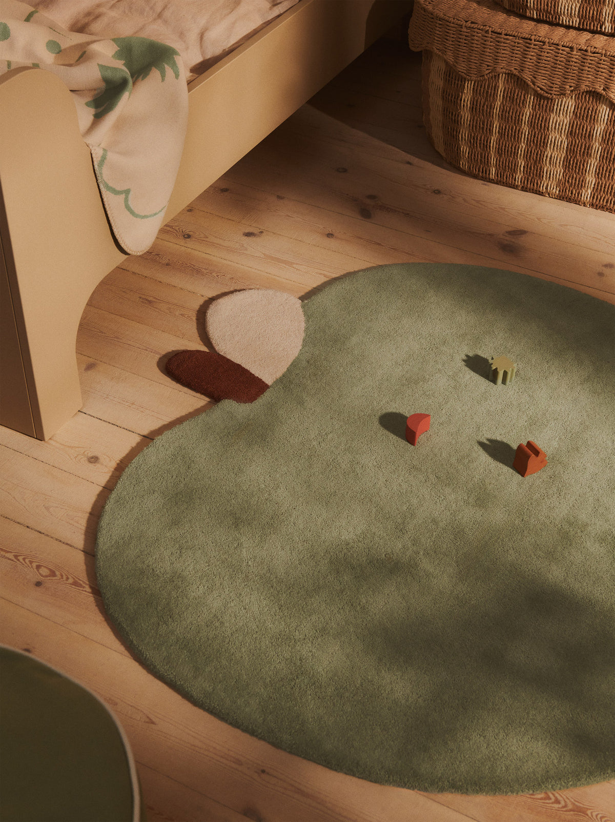 Skye Blanket Tea Green/Parchment in Tea Green/Parchment präsentiert im Onlineshop von KAQTU Design AG. Wolldecke ist von Ferm Living