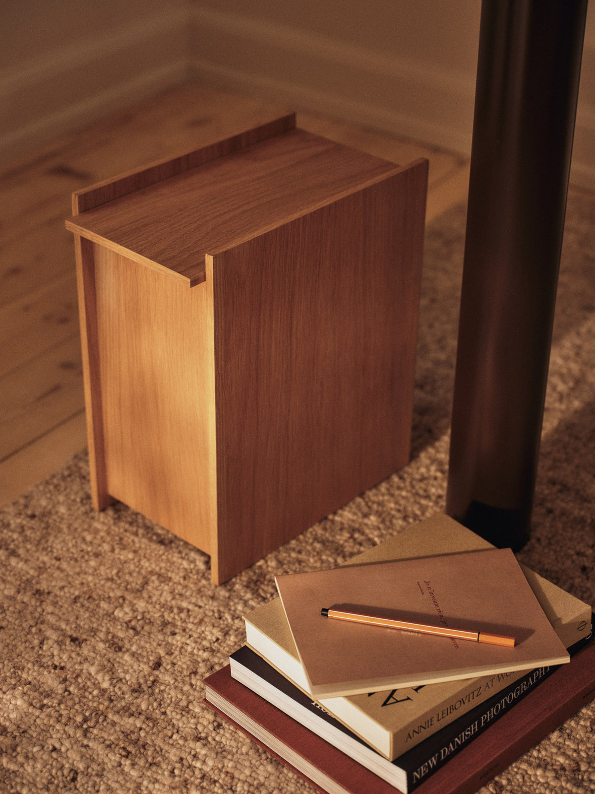Sama Wooden Bin 35 in Eiche präsentiert im Onlineshop von KAQTU Design AG. Papierkorb ist von Ferm Living