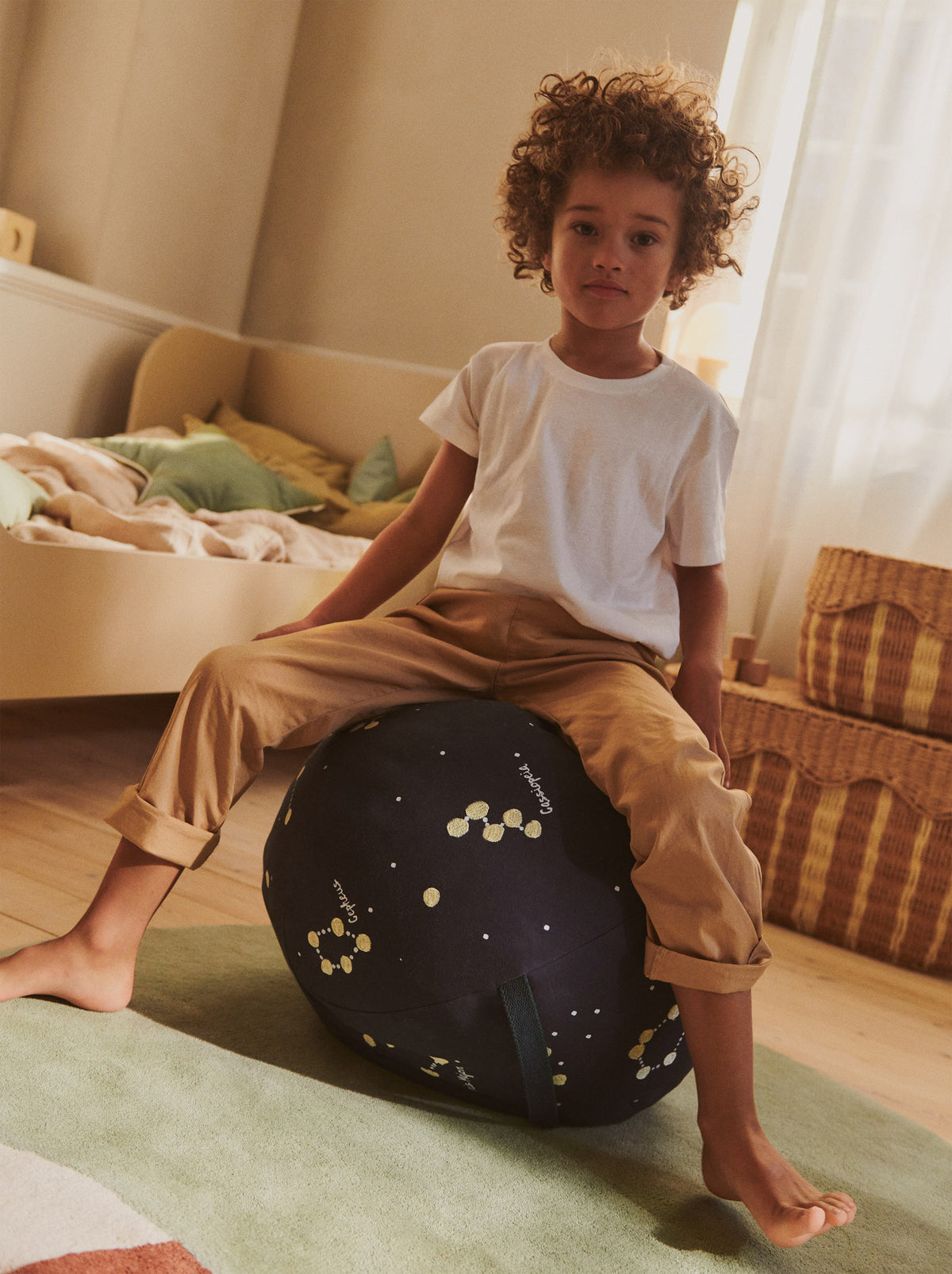 Constellation Pouf in Dark Blue präsentiert im Onlineshop von KAQTU Design AG. Pouf ist von Ferm Living