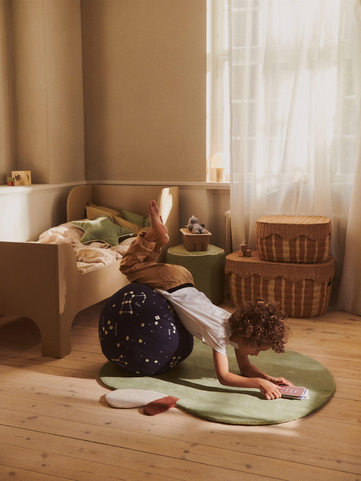 Constellation Pouf in Dark Blue präsentiert im Onlineshop von KAQTU Design AG. Pouf ist von Ferm Living
