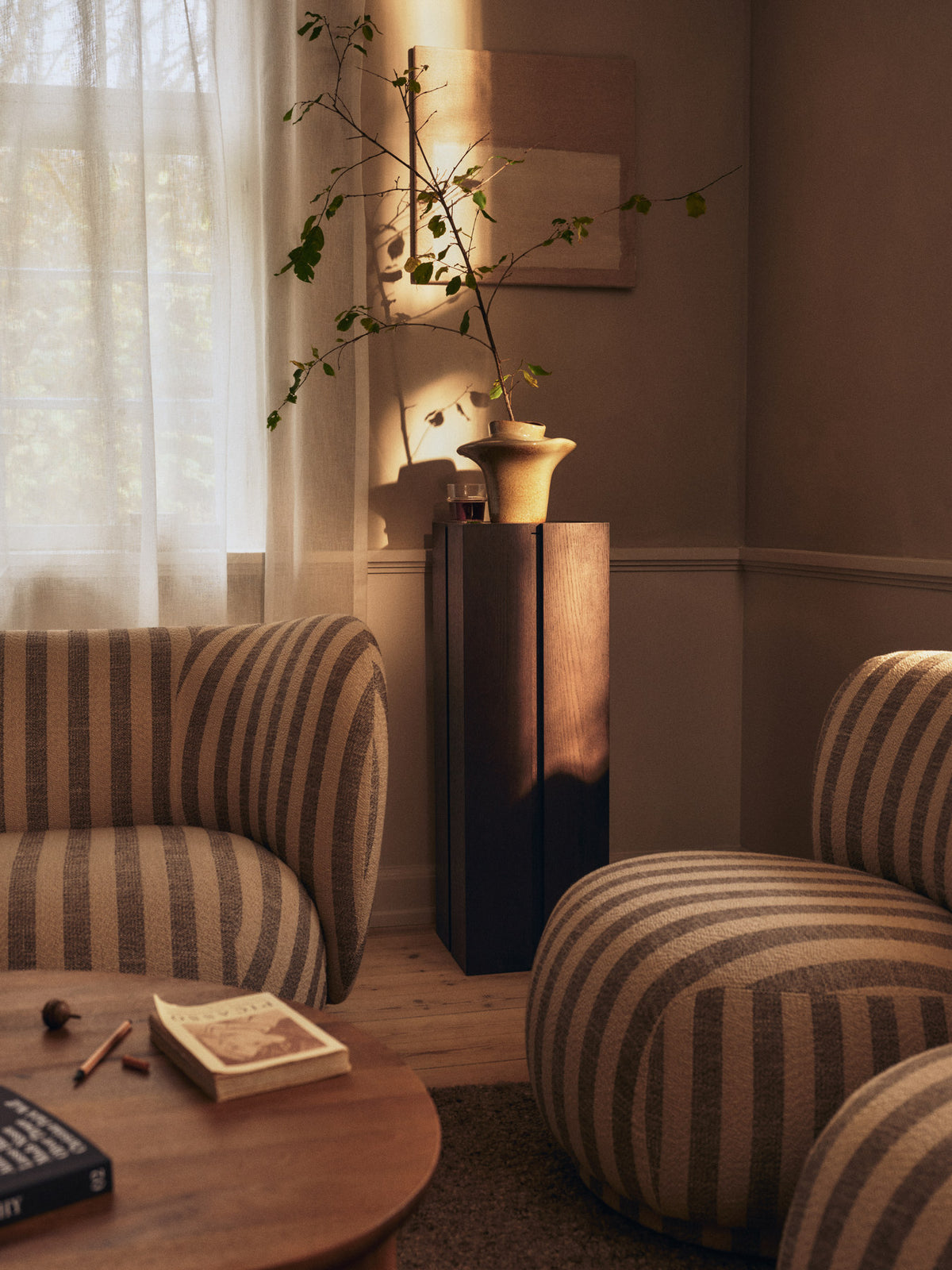 Parcel Podest H90 in Dunkel gebeizt präsentiert im Onlineshop von KAQTU Design AG. Podest ist von Ferm Living