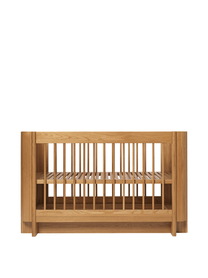 Elegantes Tilu Babybett von Ferm Living, perfekt für stilvolle Kinderzimmergestaltung, vereint Funktionalität und modernes Design.