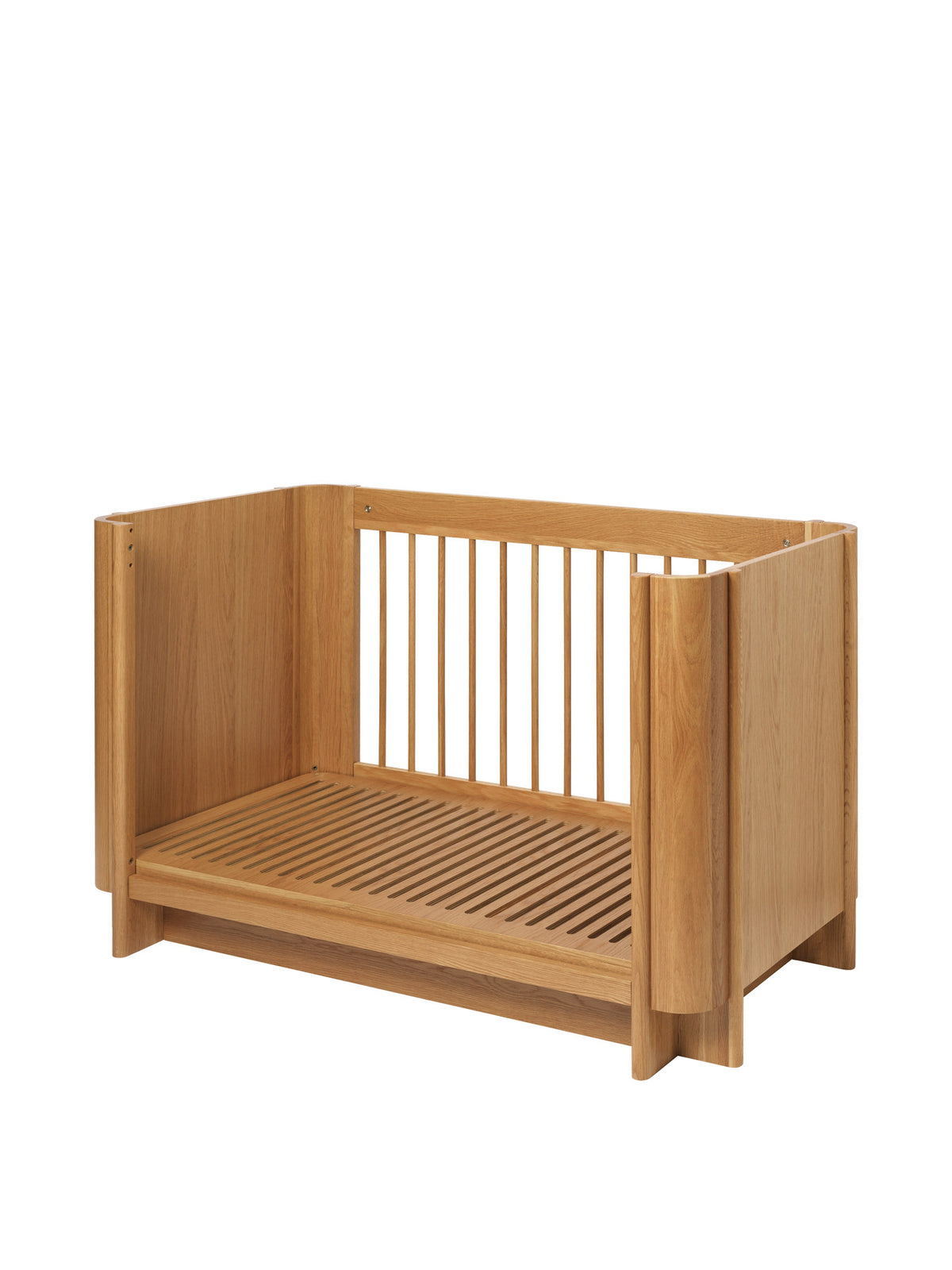 Tilu Babybett in Natur Eiche präsentiert im Onlineshop von KAQTU Design AG. Bett ist von Ferm Living
