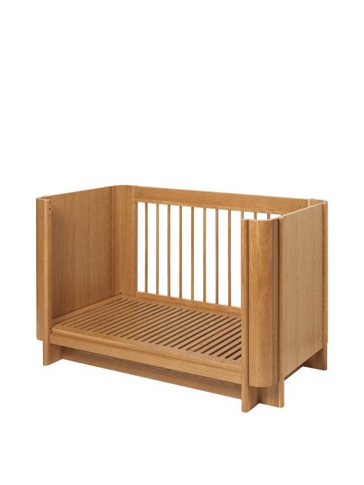 Elegantes Tilu Babybett von Ferm Living, perfekt für stilvolle Kinderzimmergestaltung, vereint Funktionalität und modernes Design.