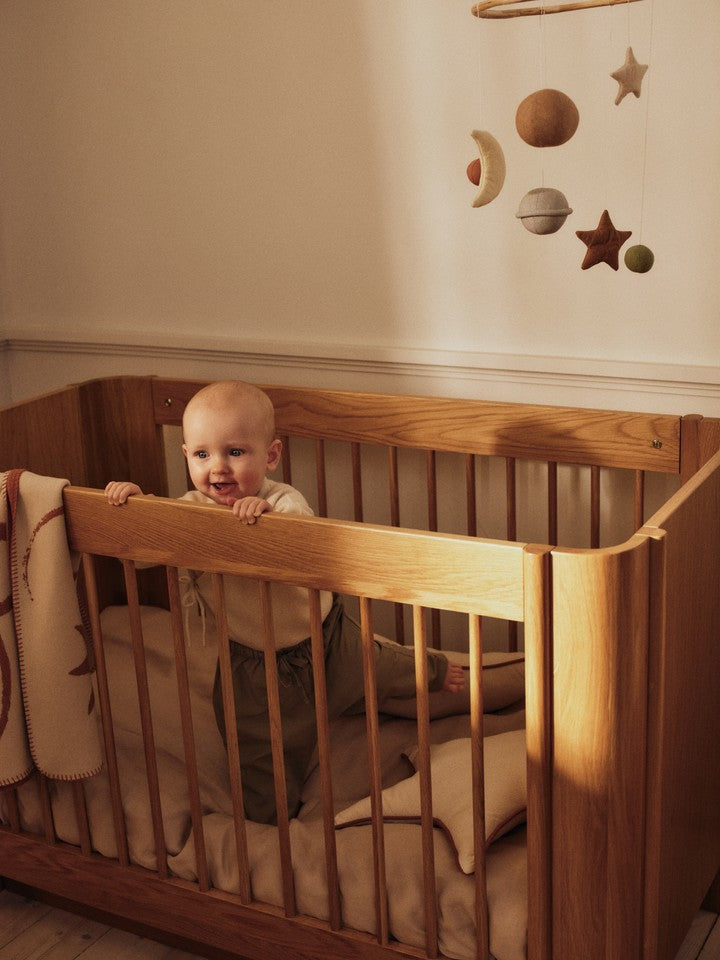Stilvolles Tilu Babybett von Ferm Living, ideal für moderne Kinderzimmer, bietet Komfort und ansprechendes Design für Ihr Baby.
