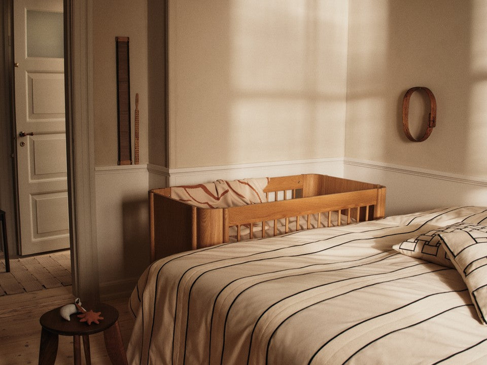 Elegantes Tilu Babybett von Ferm Living, perfekt für stilvolle Kinderzimmer, vereint Funktionalität und modernes Design für Ihr Baby.