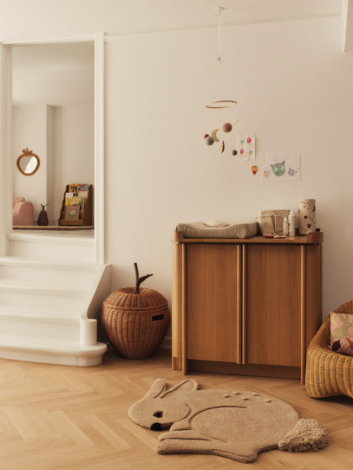 Tilu Wickeltisch in Natur Eiche präsentiert im Onlineshop von KAQTU Design AG. Kommode ist von Ferm Living