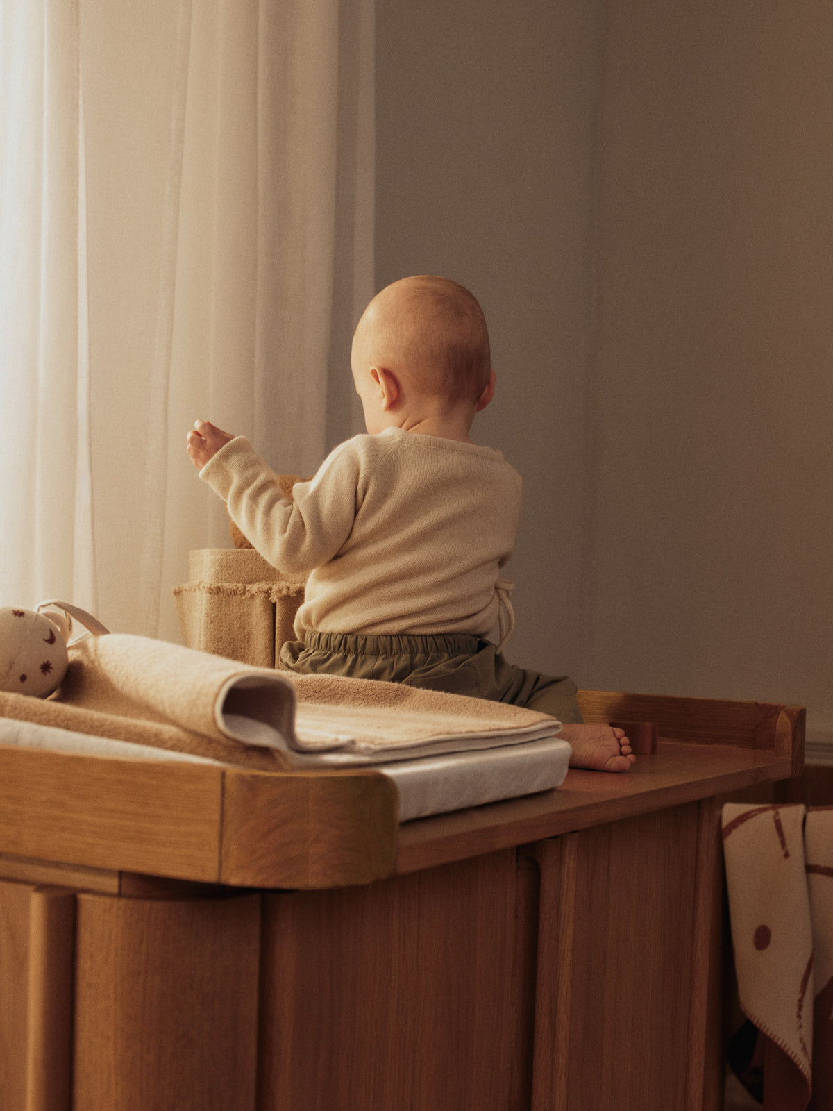 Tilu Wickeltisch in Natur Eiche präsentiert im Onlineshop von KAQTU Design AG. Kommode ist von Ferm Living
