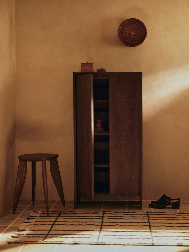 Eleganter Parcel Hallway Cabinet H110 aus dunkel gebeizter Eiche, ideal für Flure, mit stilvollem Design von Ferm Living.