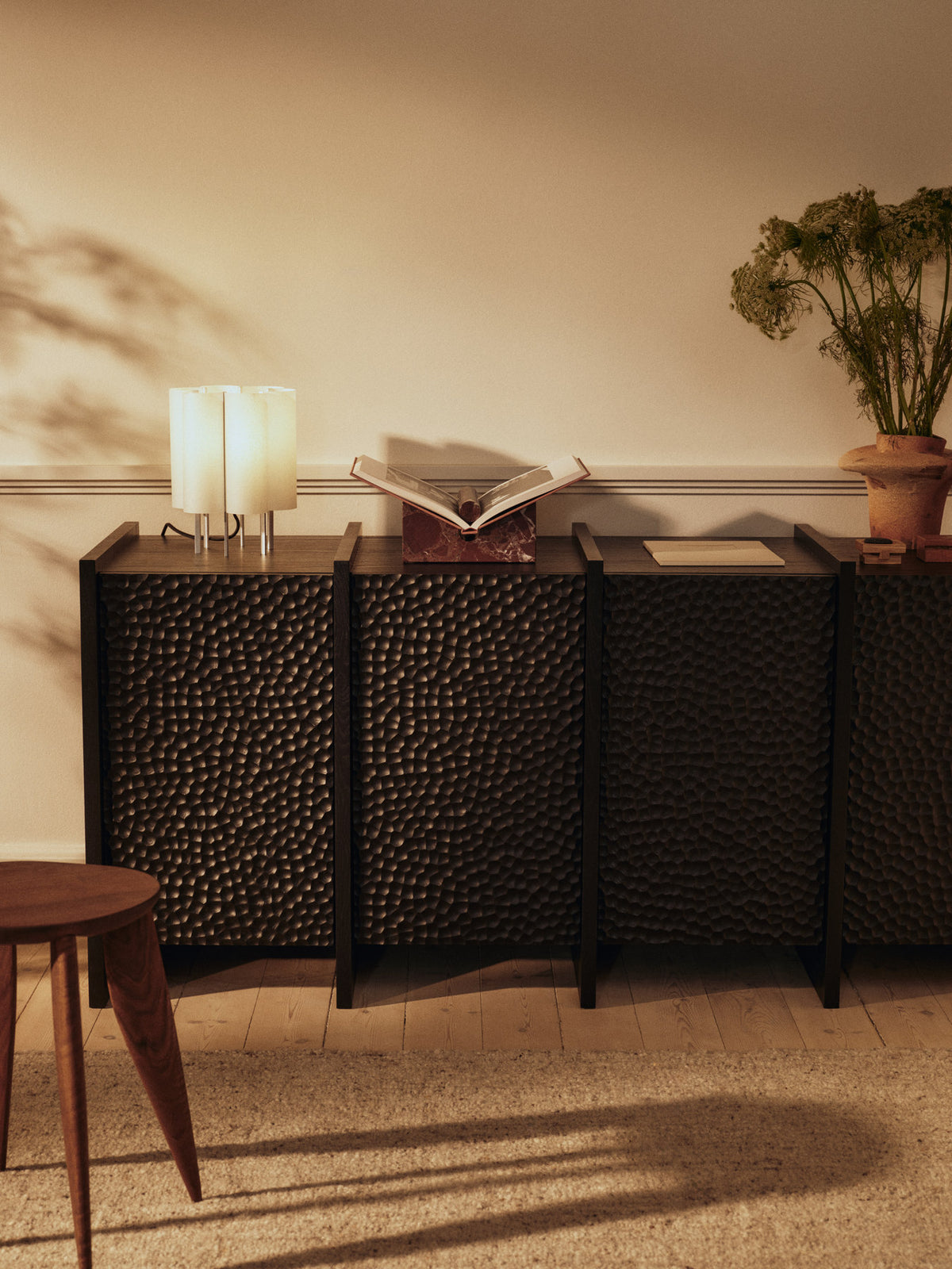 Feve Beistelltisch in Walnut präsentiert im Onlineshop von KAQTU Design AG. Beistelltisch ist von Ferm Living