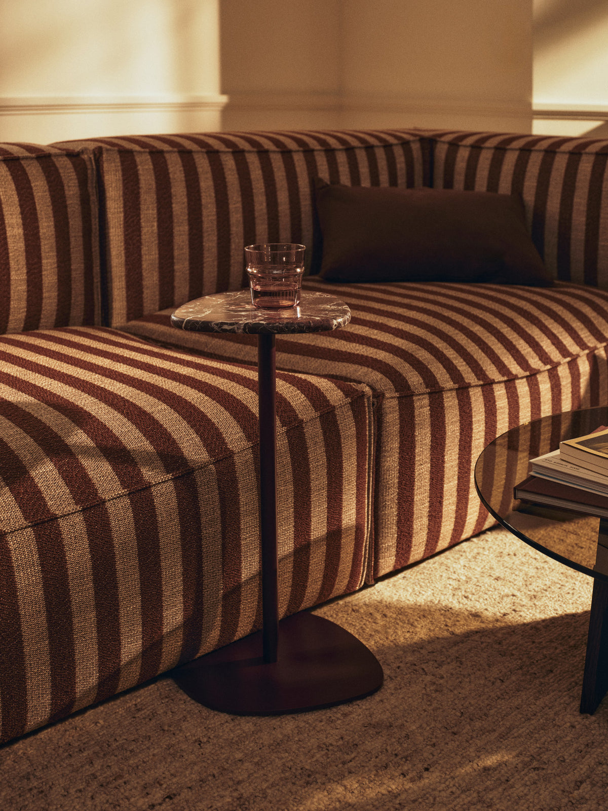 Plyo Accent Table in Dark Grape präsentiert im Onlineshop von KAQTU Design AG. Beistelltisch ist von Ferm Living