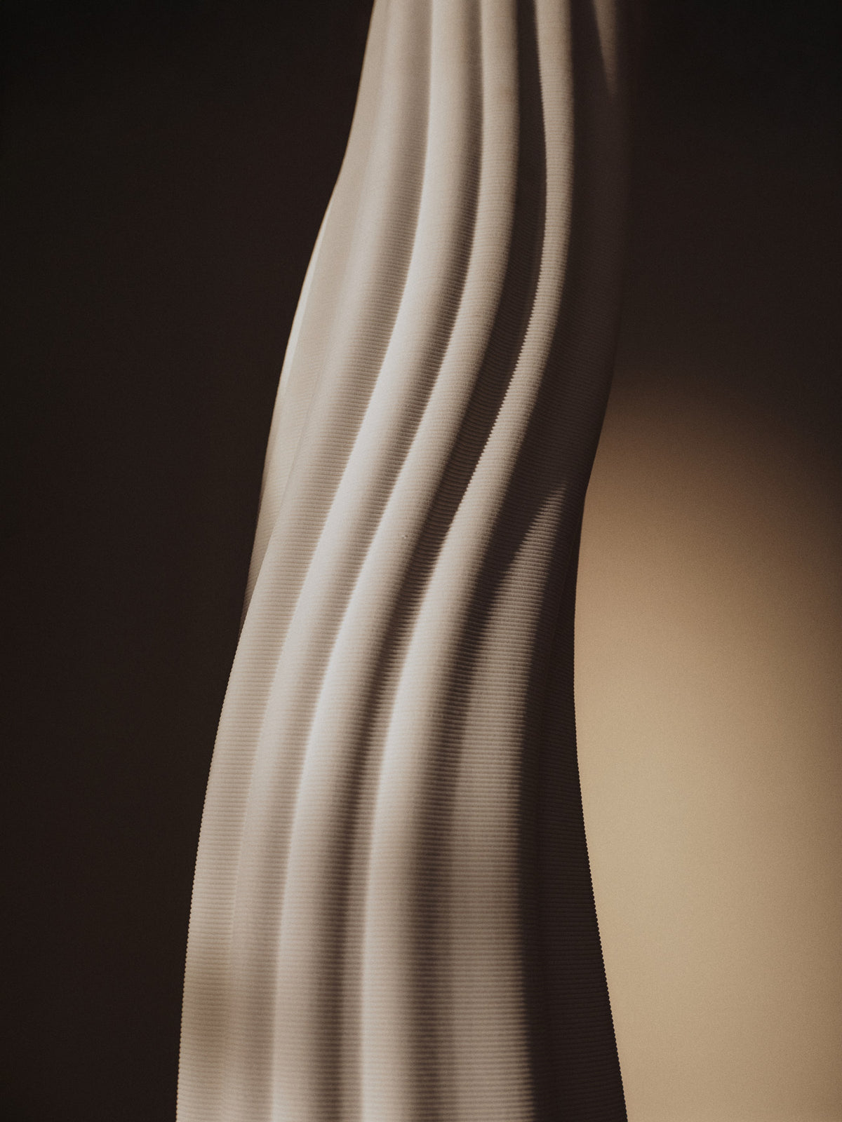 Rylith Floor Vase H70 in Off-White präsentiert im Onlineshop von KAQTU Design AG. Vase ist von Ferm Living