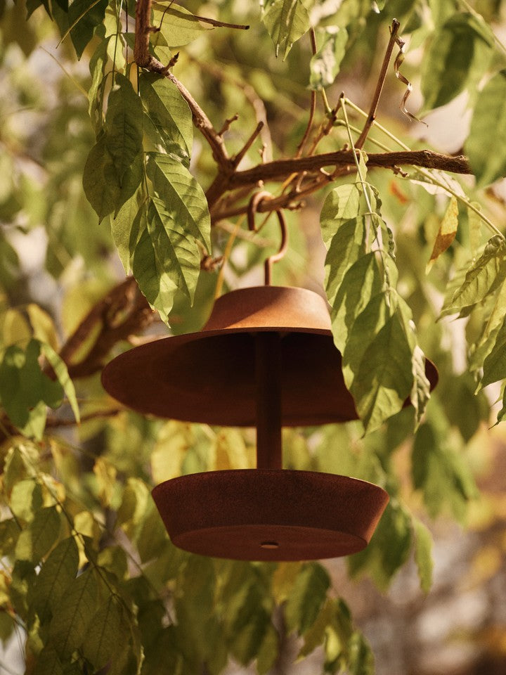 Rustikales Cortivo Vogelhäuschen von Ferm Living, ideal für die Vogelbeobachtung und als stilvolles Gartenaccessoire.