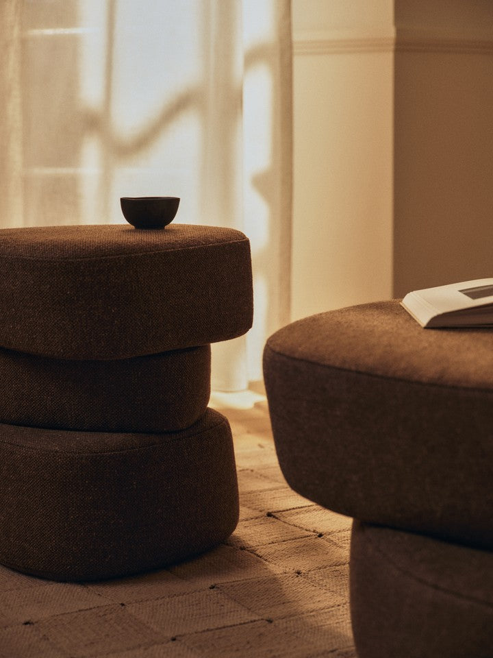Eleganter Plyo Pouf Staple in Dunkelbraun von Ferm Living, ideal für stilvolle Akzente in jedem Raum.