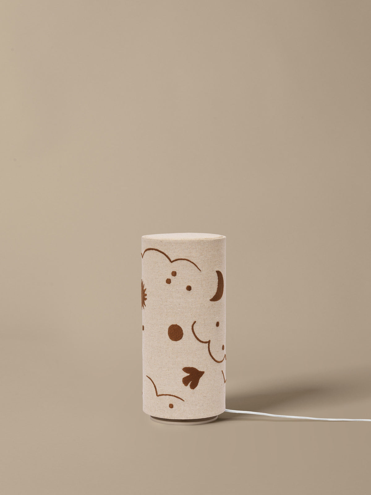 Skye Tischlampe in Natural/Bronze präsentiert im Onlineshop von KAQTU Design AG. Tischleuchte ist von Ferm Living
