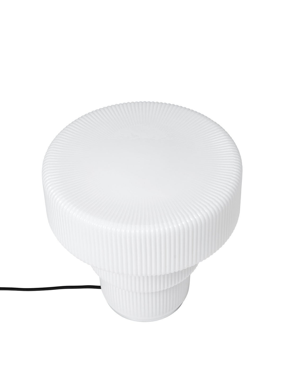 Ripple Tischleuchte von Ferm Living aus geripptem, mundgeblasenem Opalglas in Weiss mit verchromtem Aluminiumsockel und Textilkabel.