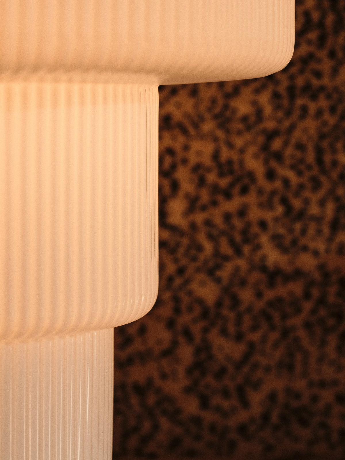 Ripple Tischleuchte von Ferm Living aus geripptem, mundgeblasenem Opalglas in Weiss mit verchromtem Aluminiumsockel und Textilkabel.