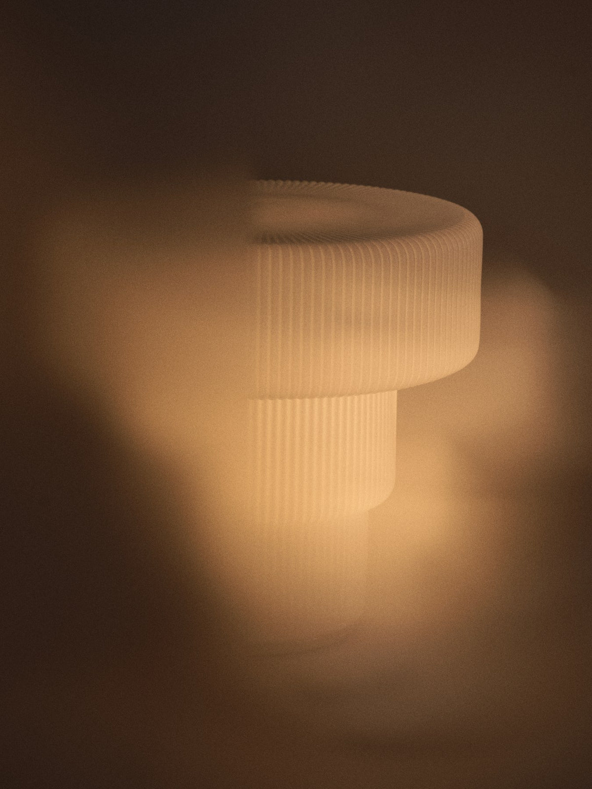 Ripple Tischleuchte von Ferm Living aus geripptem, mundgeblasenem Opalglas in Weiss mit verchromtem Aluminiumsockel und Textilkabel.