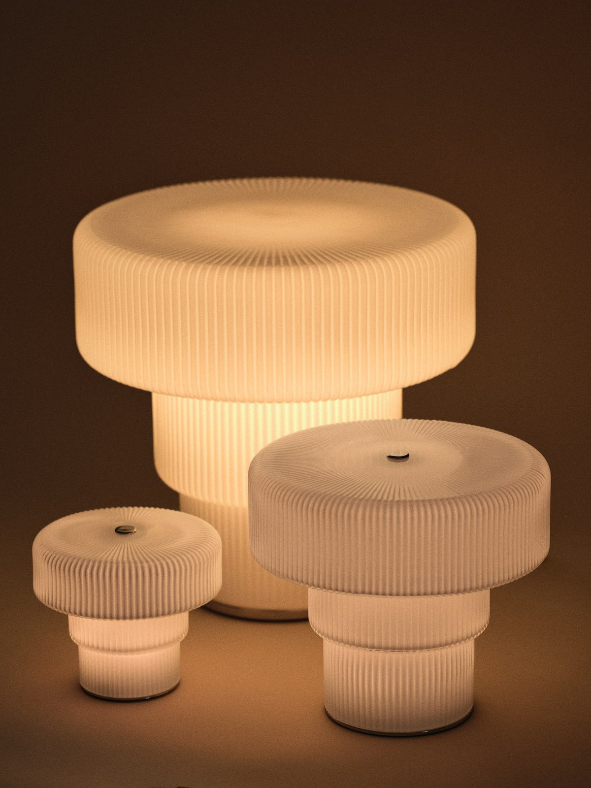 Ripple Tischleuchte von Ferm Living aus geripptem, mundgeblasenem Opalglas in Weiss mit verchromtem Aluminiumsockel und Textilkabel.
