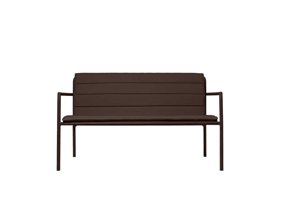 Elegantes Dapple Kissen für 2-Sitzer in dunkler Schokolade, ideal für Gartenmöbel, von Ferm Living, stilvoll und komfortabel.