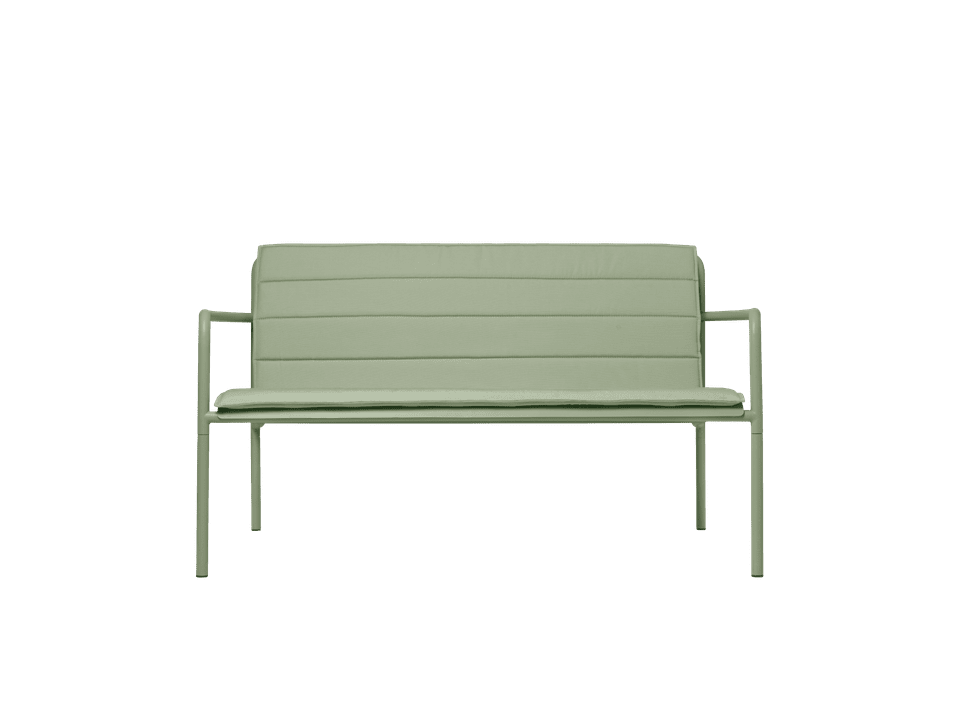 Elegantes Dapple Kissen für 2-Sitzer in Tea Green, ideal für Gartenmöbel, von Ferm Living, stilvoll und komfortabel.