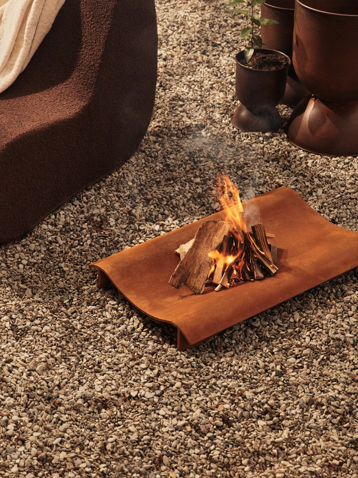 Solene Fire Pit in Rust präsentiert im Onlineshop von KAQTU Design AG. Feuerschale ist von Ferm Living