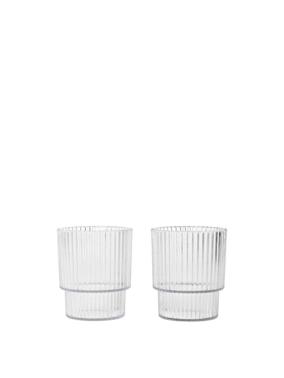 Zwei Ripple Kinder-Becher von Ferm Living aus klarem Tritan-Kunststoff mit geriffelter Oberfläche und geometrischer, runder Silhouette.