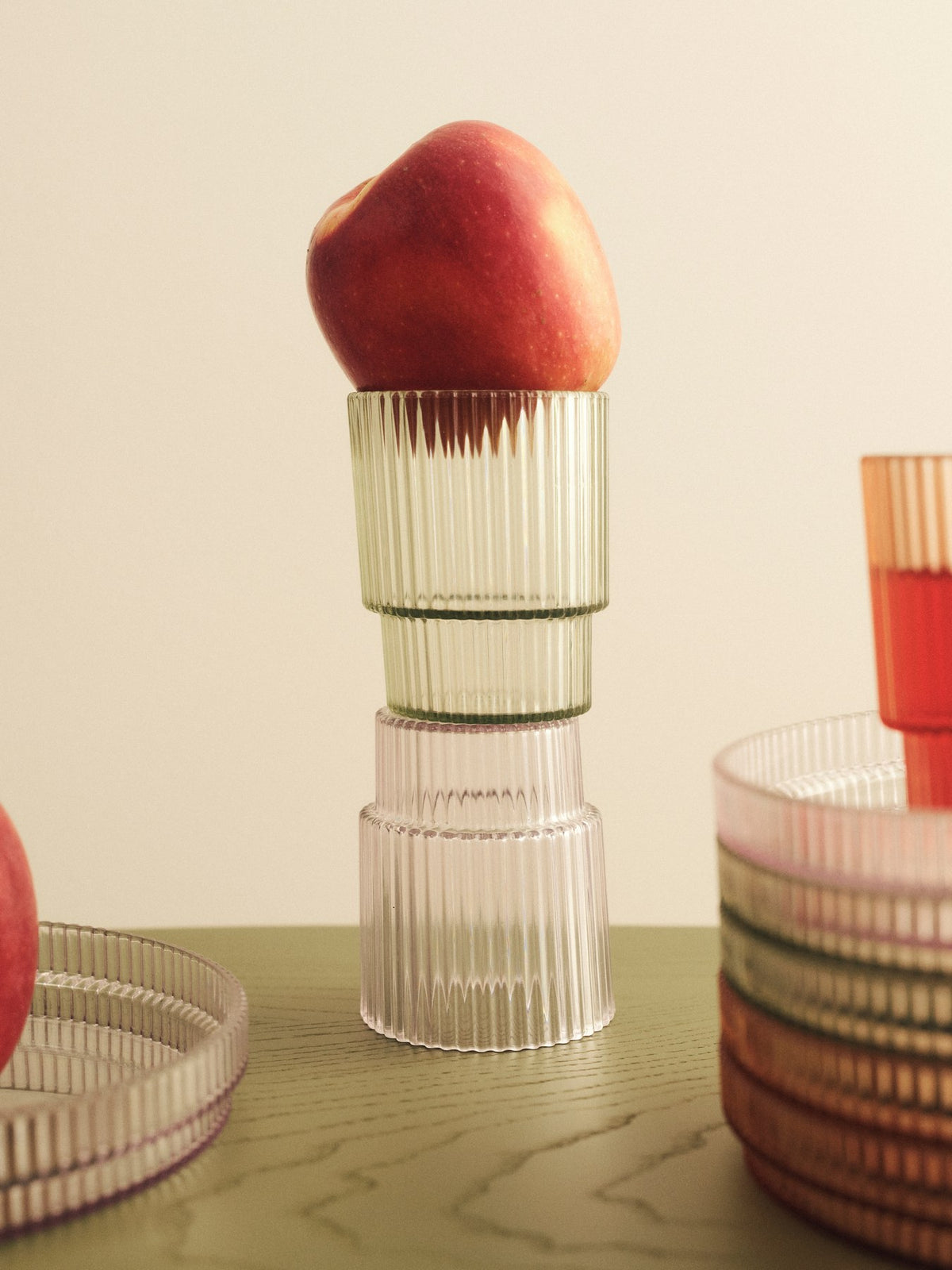 Zwei Ripple Kinder-Becher von Ferm Living aus klarem Tritan-Kunststoff mit geriffelter Oberfläche und geometrischer, runder Silhouette.
