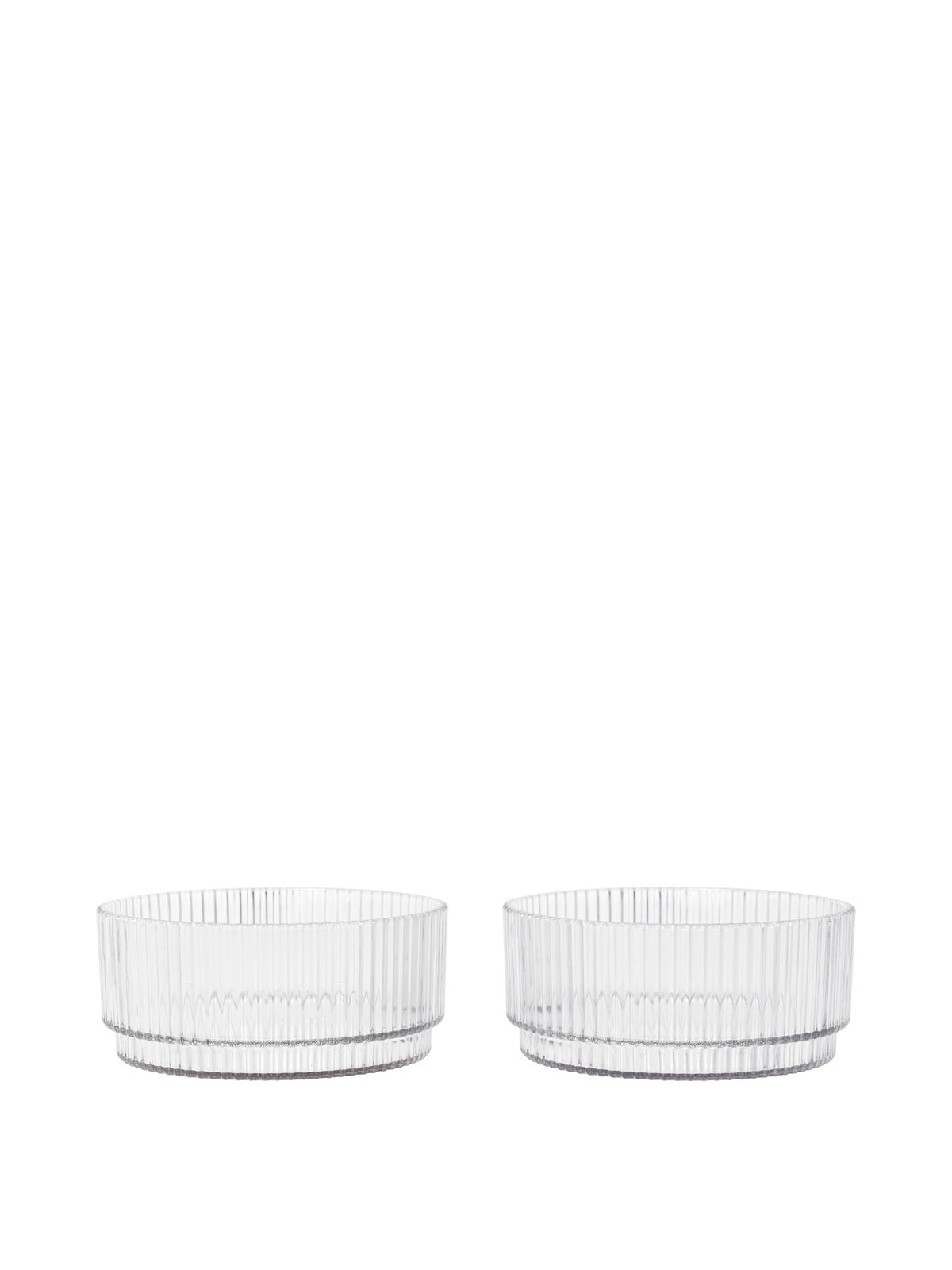 Zwei klare Ripple Kinder-Schalen aus Tritan-Kunststoff mit geriffelter Oberfläche und runder, geometrischer Form von Ferm Living.