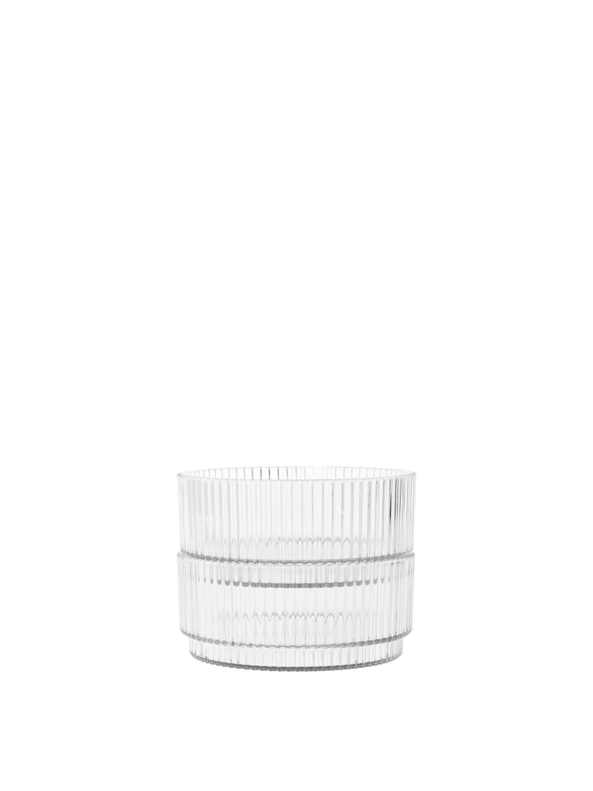 Zwei klare Ripple Kinder-Schalen aus Tritan-Kunststoff mit geriffelter Oberfläche und runder, geometrischer Form von Ferm Living.