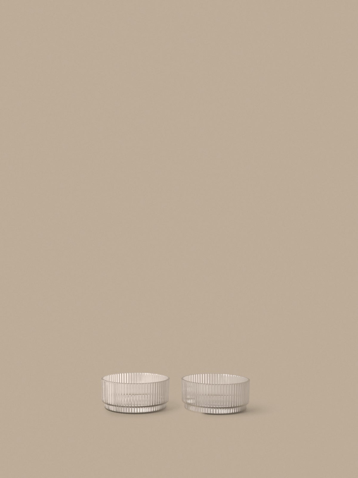 Zwei klare Ripple Kinder-Schalen aus Tritan-Kunststoff mit geriffelter Oberfläche und runder, geometrischer Form von Ferm Living.